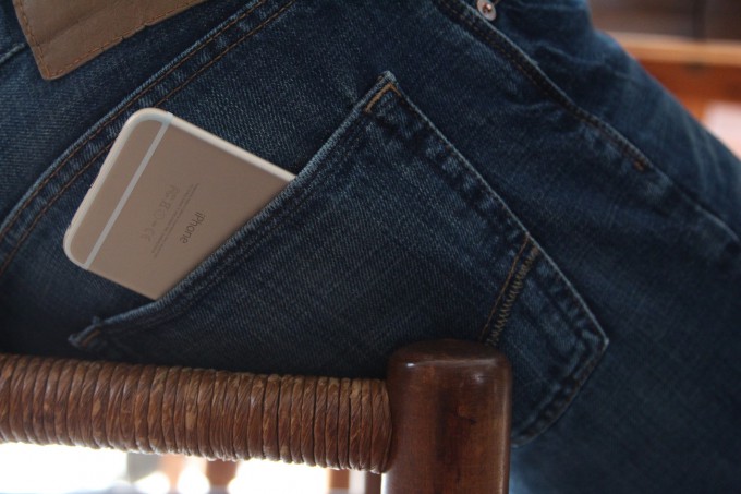 jessie-char-iphone-pocket-sitting-bendgate