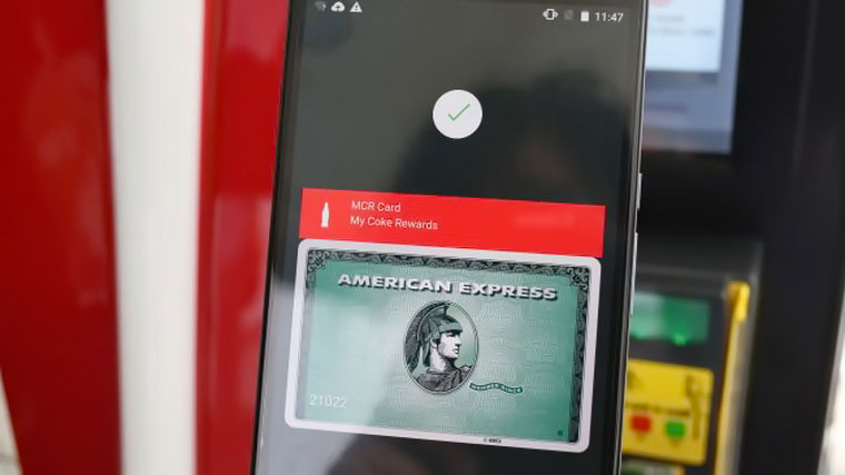 04-Square-Apple-Pay-Reader-Feature