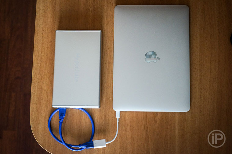 07-MacBook-12-Power-Bank-Charge