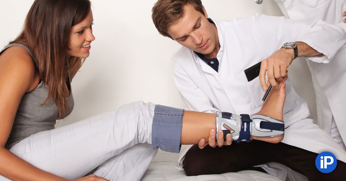 Больные суставы. Сток фото травматолога. Выбрать травматолога ортопеда взрослого. Прием врача травматолога. Травматология и ортопедия.