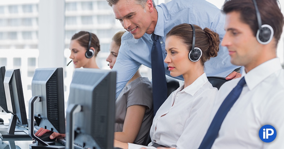 Телемаркетолог. Сотрудник с аудиобейджем. Оператор call центра. Оператор колл центра. Телемаркетолог кто это.