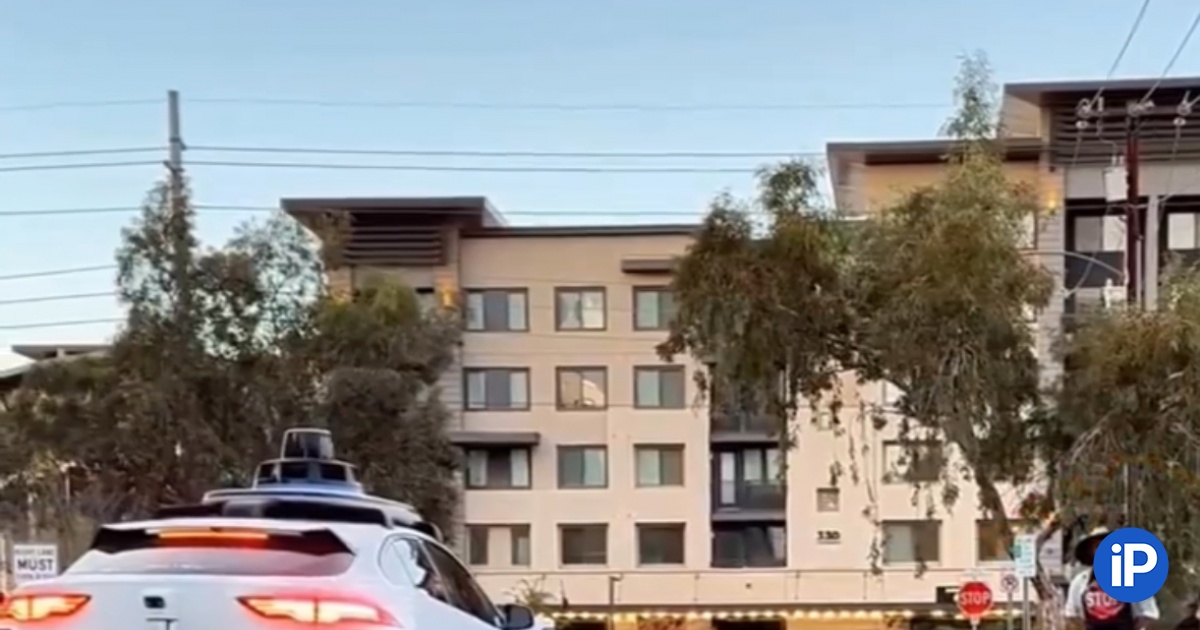 The Skynet uprising has failed.  A US resident slows down Waymo’s self-driving taxis while wearing a T-shirt with a STOP sign.
