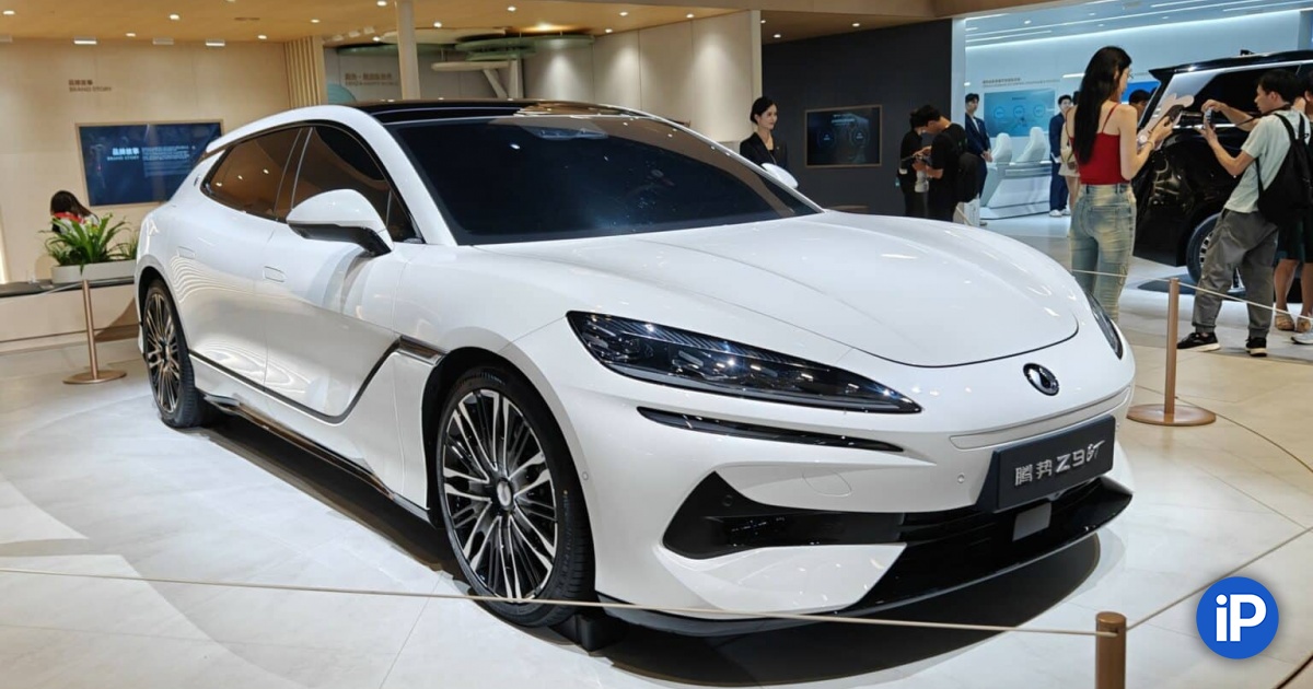 Watch the Denza Z9 GT Electric Car Parallel Park on Its Own. Super Convenient