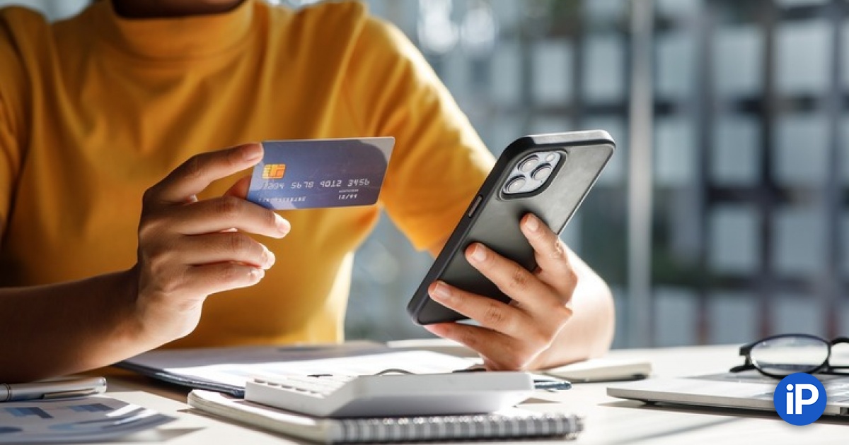 человек оплачивает подписку на онлайн-сервис