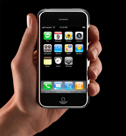 Стив Джобс представил iPhone. Сенсация!