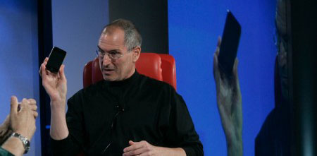 Стив держит в руках iPhone