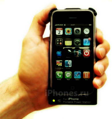iPhone + аккумулятор в руке