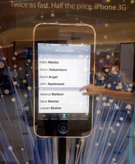 Магазины Apple украсили большими айфонами