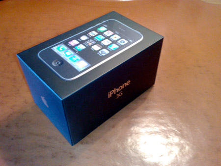 iPhone 3G достали из коробки