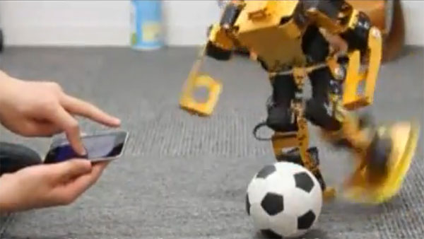 Робот научился ходить благодаря iPhone