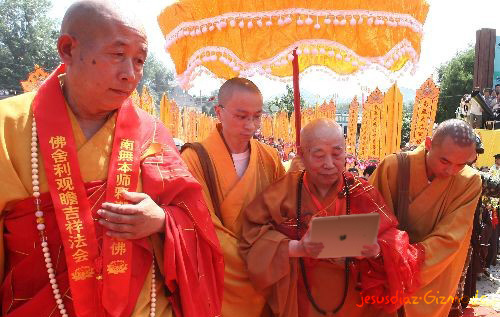 Foxconn нанял 30 буддийских монахов