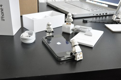 Клоны Lego штурмуют коробку с iPhone 4
