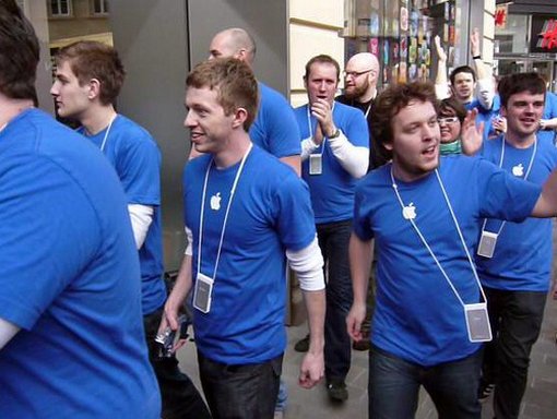 Лучшие работники Apple Store’ов получили по 150$
