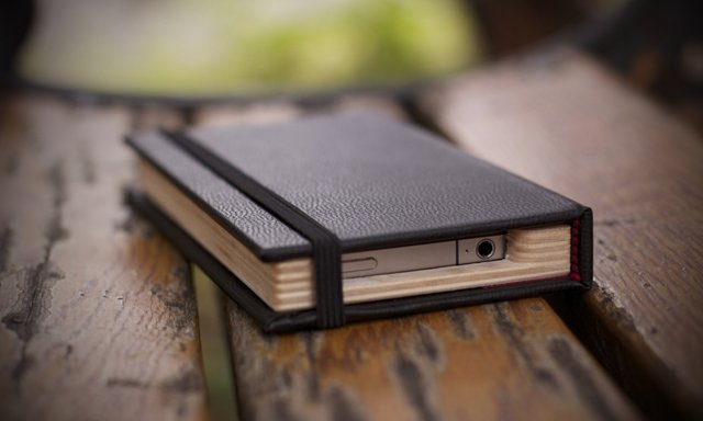 Little Black Book для iPhone 4: книжка, но не для чтения