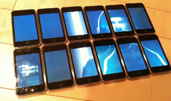 Экран из 12 iPod Touch