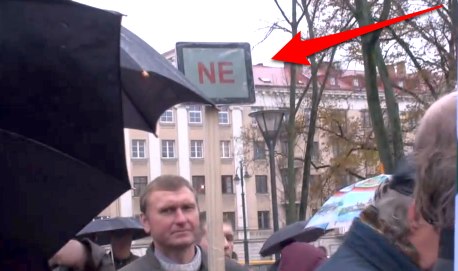 Литовские забастовщики используют вместо транспаранта iPad