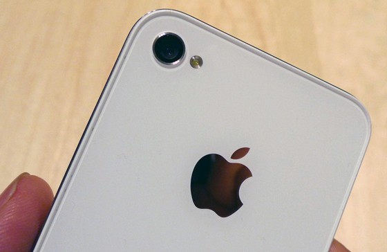 Белый iPhone 4 задержали из-за вспышки? (обновлено)