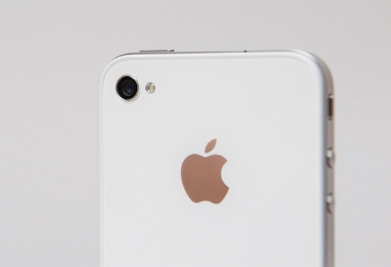 Apple перекрасила белый iPhone 4