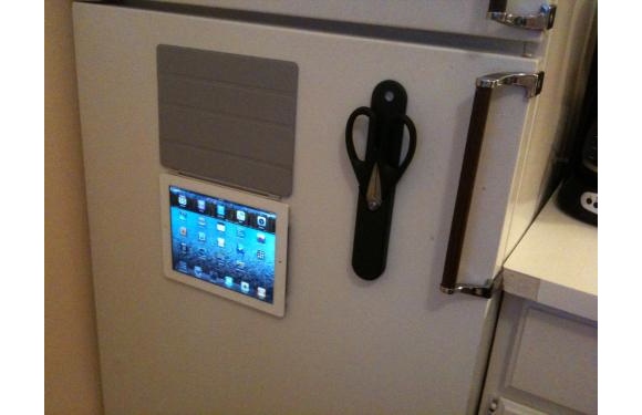 iPad 2 + Smart Cover = стильный магнит на холодильник