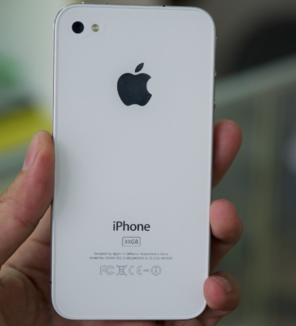 Вьетнамцы раздобыли прототип 64-гигабайтного белого iPhone 4 c крайне необычной версией iOS