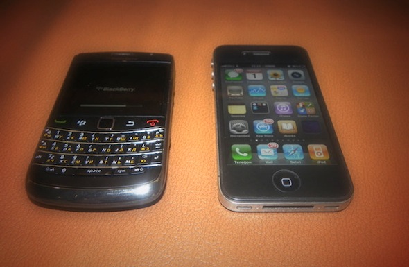 BlackBerry Bold 9700 против iPhone 4. Яблочное фиаско