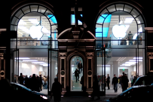 Лондонская полиция защищает Apple Store