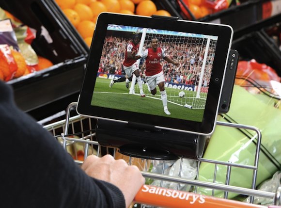 Сеть супермаркетов Sainsbury выдает тележки с iPad-доком