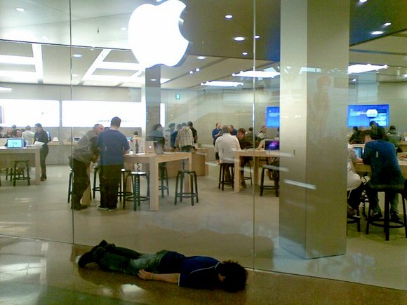Сотрудники Apple Store лишились отпуска в октябре