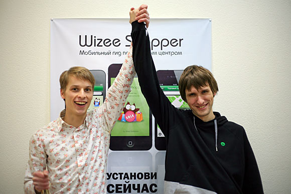 Фотки победителя в киноконкурсе и вручение iPhone 4S от Wizee Shopping
