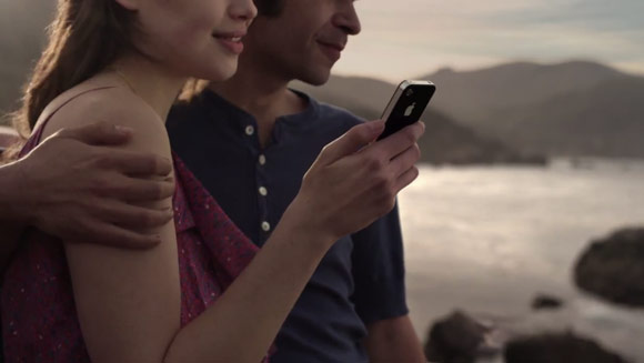 Две новых рекламы iPhone 4S: «Поездка» и «Бог рока»
