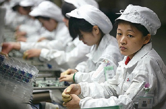 Рабочие Foxconn жалуются на ужасные условия труда