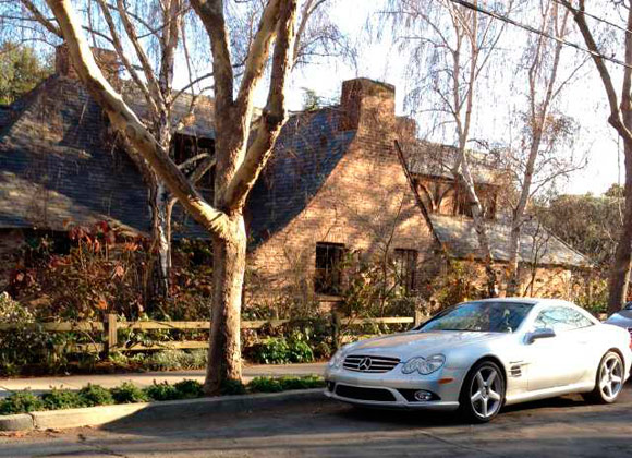 Серебристый Mercedes по-прежнему стоит у дома Стива Джобса