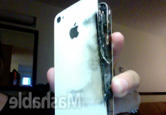 В Штатах у iPhone 4 впервые взорвалась батарея