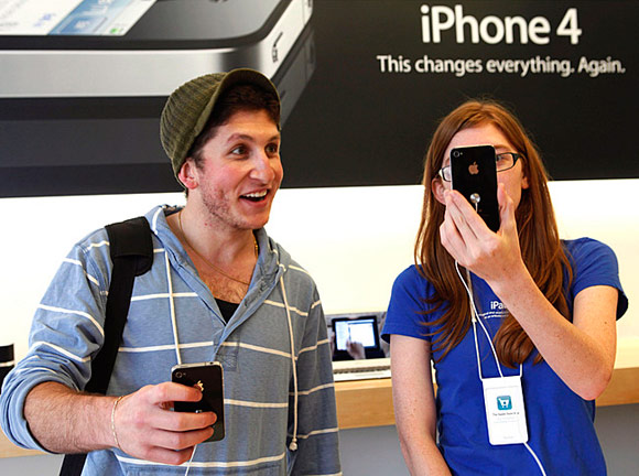 В США и Канаде iPhone 4 бесплатно меняют на 4S