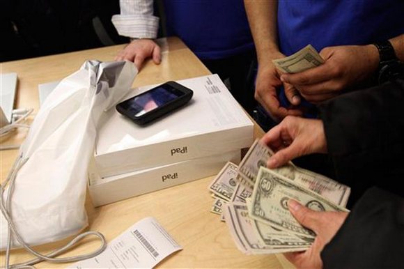 Apple действительно повышает зарплаты