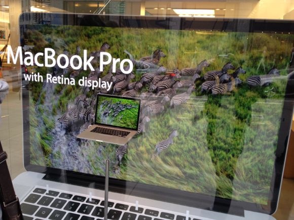 Гигантский MacBook Pro нового поколения в Apple Store