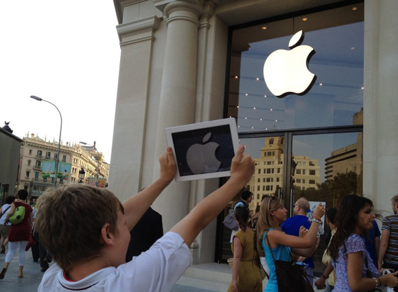 Первые фото Apple Store в Барселоне