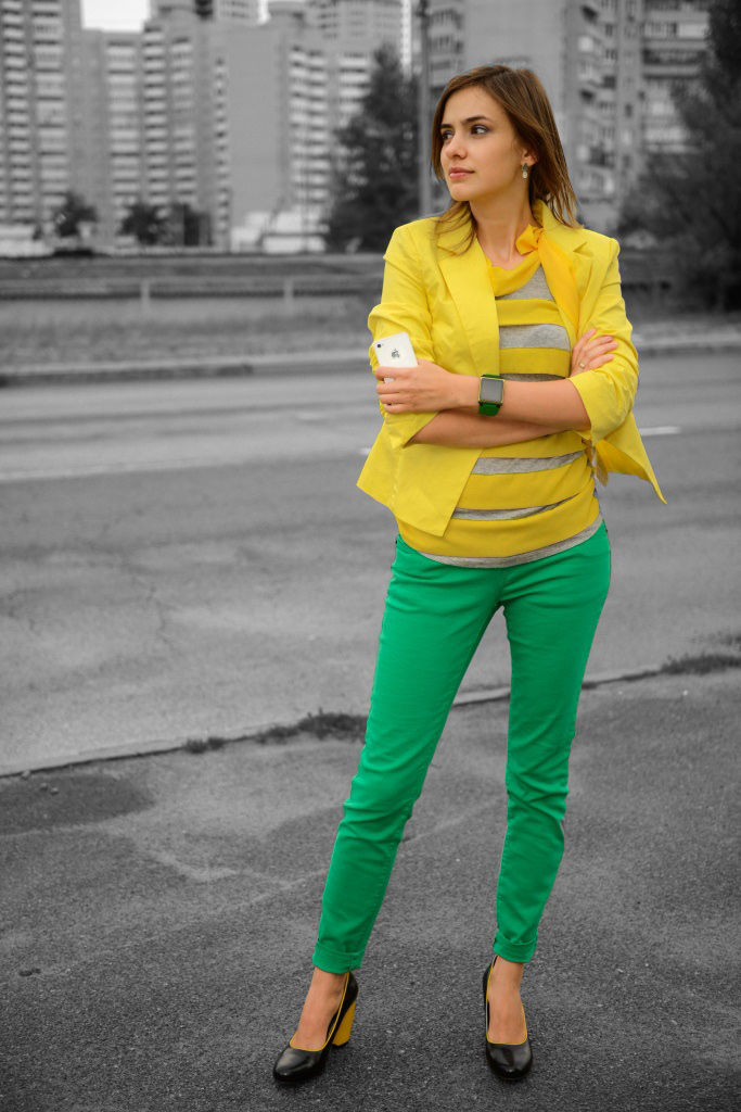 Спортивный костюм сочетание. Девушка в желтом пиджаке. Верх к зеленым брюкам. Девушка в зеленых штанах. Женская одежда в желто зеленых тонах.