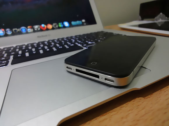 К концу следующего года MacBook Air сможет подзаряжать iPhone без проводов