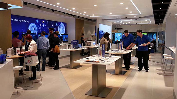 «Samsung открыла новый Apple Store в Австралии»