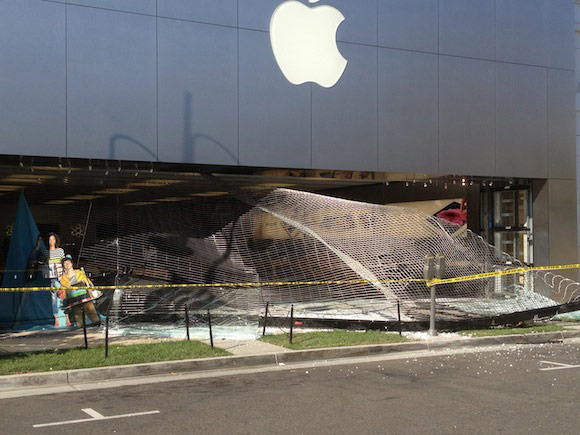 На машине в Apple Store