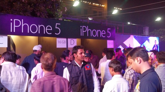 Старт продаж iPhone 5 в Индии