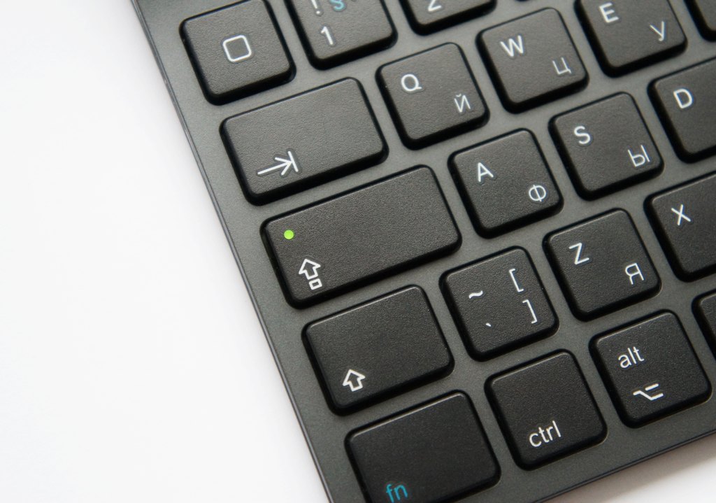 Капслок клавишами. Капс лук клавиатура. Клавиша капс лок на ноутбуке. Индикатор капс лок на клавиатуре. Клавиша капслок на клавиатуре Apple.