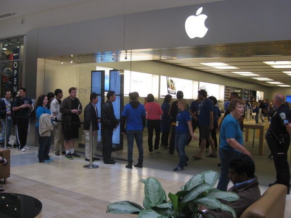 Посетительница Apple Store получила удар электрошоком