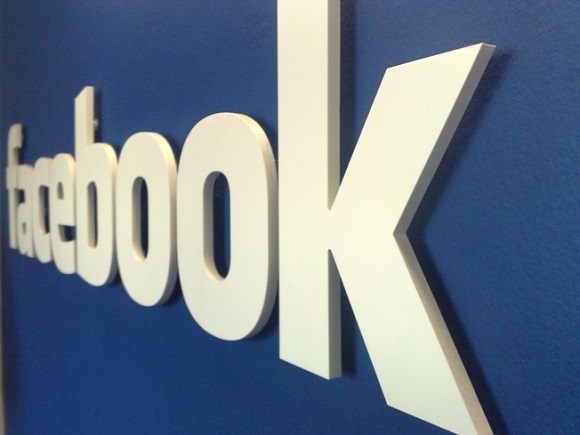 Facebook запускает аналог Photo Stream для своих пользователей