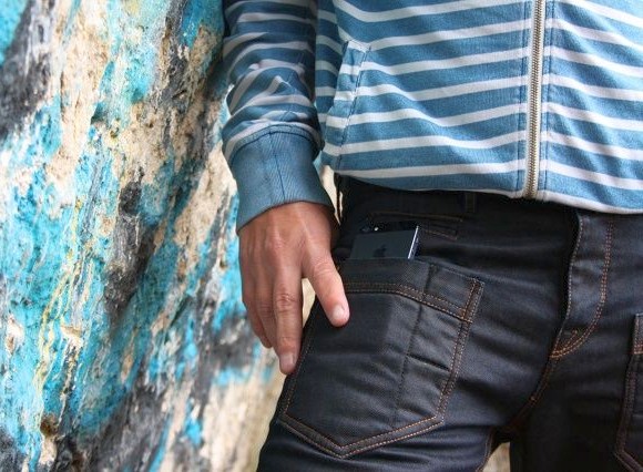 Правильные джинсы с карманами для iPhone