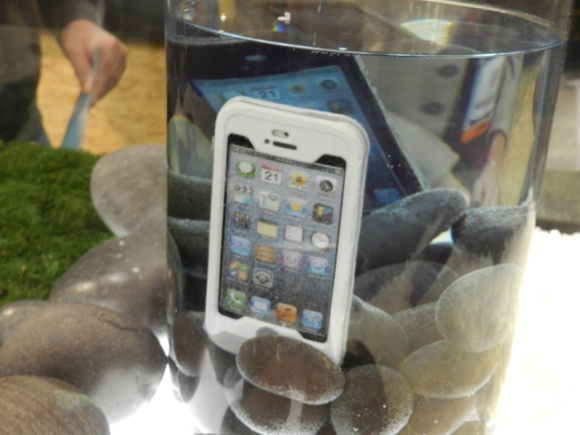 Новые чехлы Incipio позволяют делать снимки на iPhone под водой