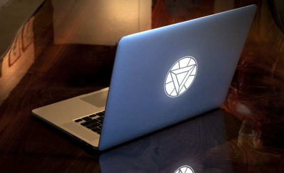 Прозрачная гравировка на крышке MacBook