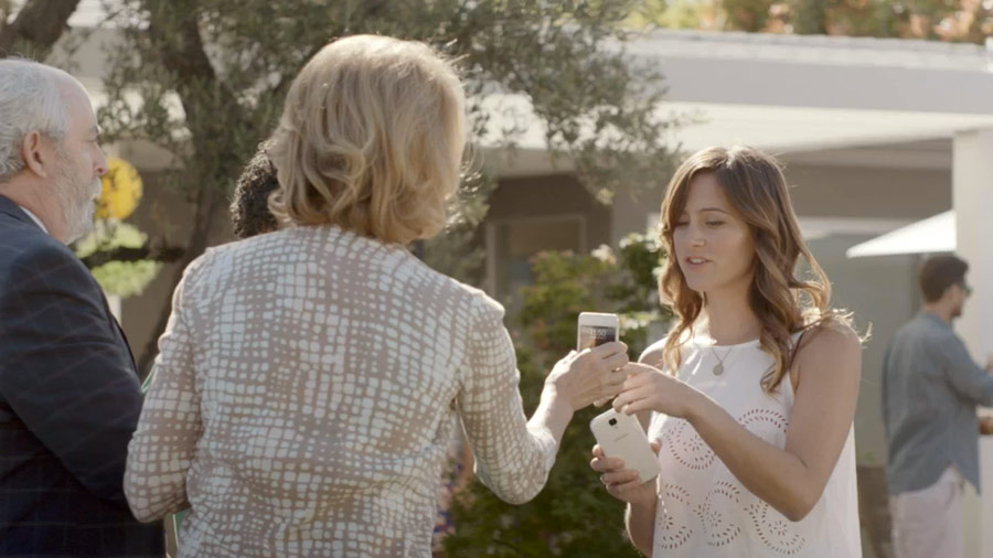 Samsung в очередном ролике: «Некоторые смартфоны умнее других»