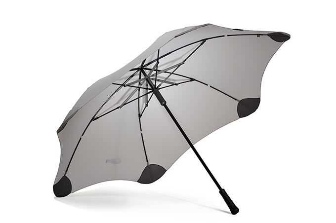 Blunt Umbrella. iPhone среди зонтов